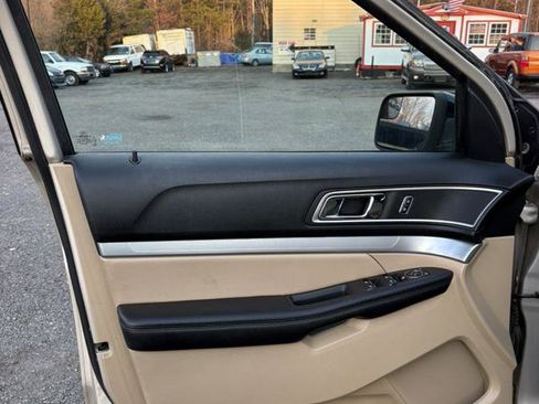 Used 2017 Ford Explorer XLT w/ Equipment Group 202A image 10