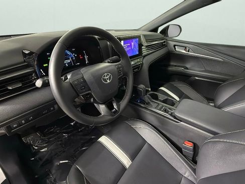 Used 2025 Toyota Camry SE w/ Convenience Package image 18