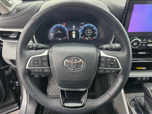 Used 2023 Toyota Highlander Platinum image 21