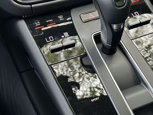 Certified 2025 Porsche Macan AWD/4WD image 14