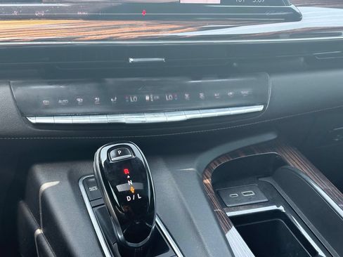 Used 2021 Cadillac Escalade Premium Luxury AWD/4WD image 12