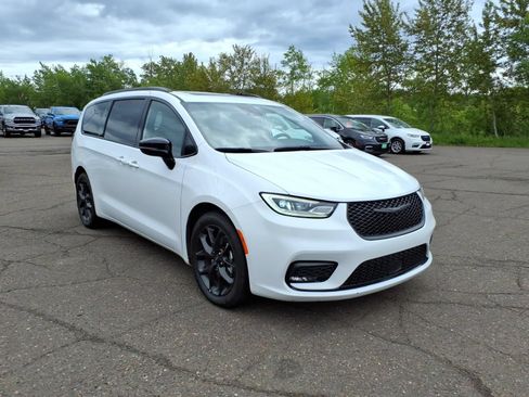 Used 2025 Chrysler Pacifica Limited FWD image 7