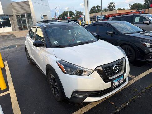 Used 2020 Nissan Kicks SR w/ SR Premium Package FWD image 3