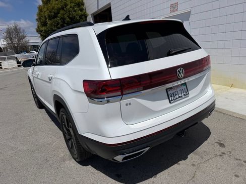 Certified 2026 Volkswagen Atlas SE w/ Black Wheel Package FWD image 4