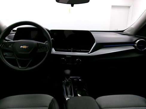 Used 2025 Chevrolet Trax LT FWD image 9