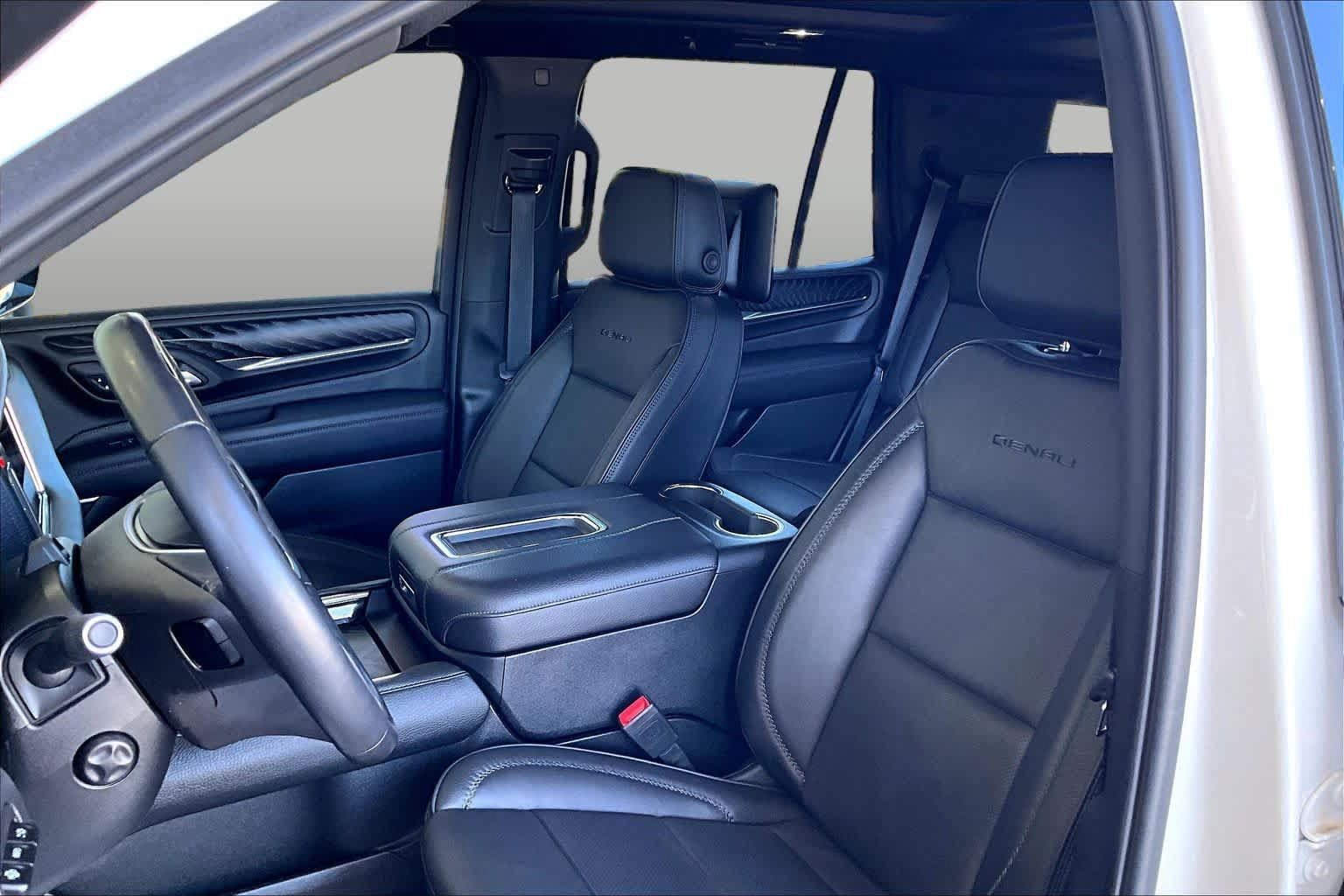 Used 2024 GMC Yukon Denali w/ Advanced Technology Package AWD/4WD image 8