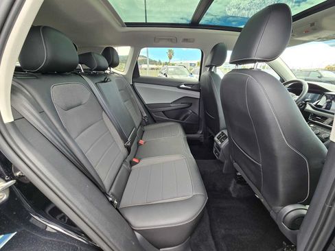 Used 2022 Volkswagen Taos SE FWD image 12