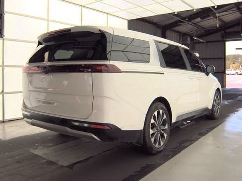 Used 2024 Kia Carnival EX FWD image 9