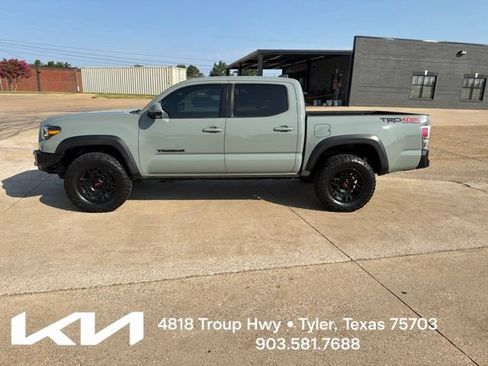 Used 2022 Toyota Tacoma TRD Off-Road AWD/4WD image 7