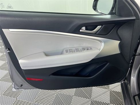 Used 2024 Genesis G70 2.5T image 12