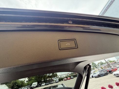 Used 2023 Volkswagen Tiguan SE FWD image 32