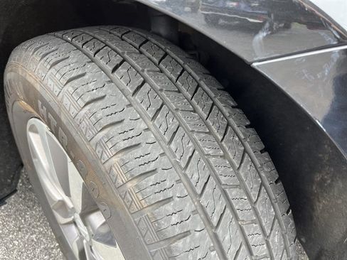 Used 2020 Chrysler Pacifica Touring-L Plus w/ Advanced Safetytec Group FWD image 4