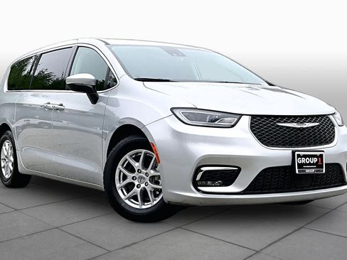 Used 2023 Chrysler Pacifica Touring-L FWD image 3