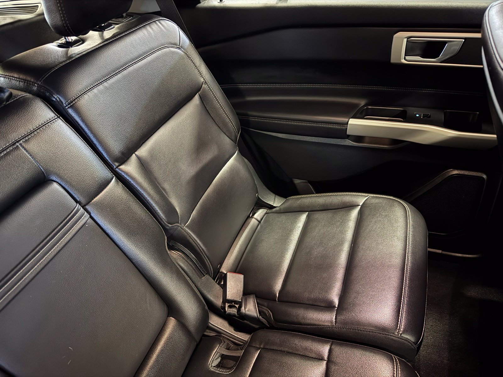 Used 2020 Ford Explorer XLT w/ Equipment Group 202A AWD/4WD image 32
