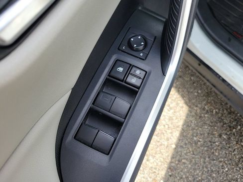 Used 2021 Toyota RAV4 XLE AWD/4WD image 14