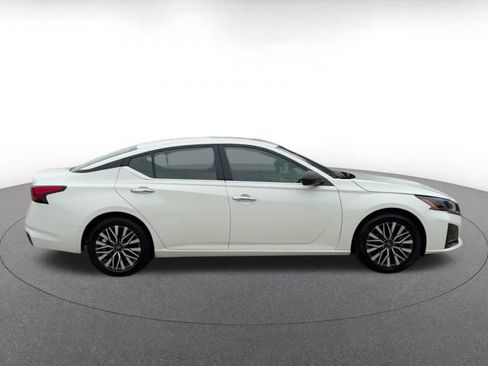 Used 2025 Nissan Altima 2.5 SV FWD image 16