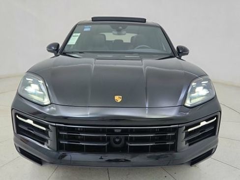 Used 2025 Porsche Cayenne w/ Premium Package image 13