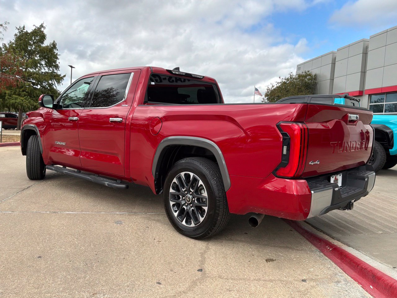 Used 2023 Toyota Tundra Limited w/ Power Package AWD/4WD image 8