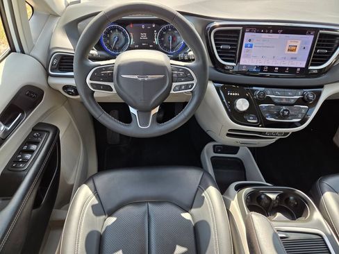 Used 2023 Chrysler Pacifica Touring-L FWD image 16