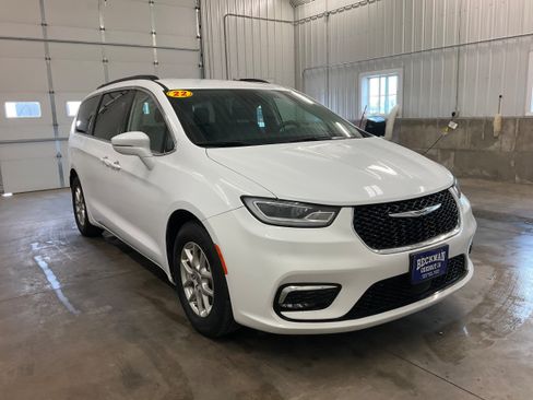Used 2022 Chrysler Pacifica Touring-L FWD image 6
