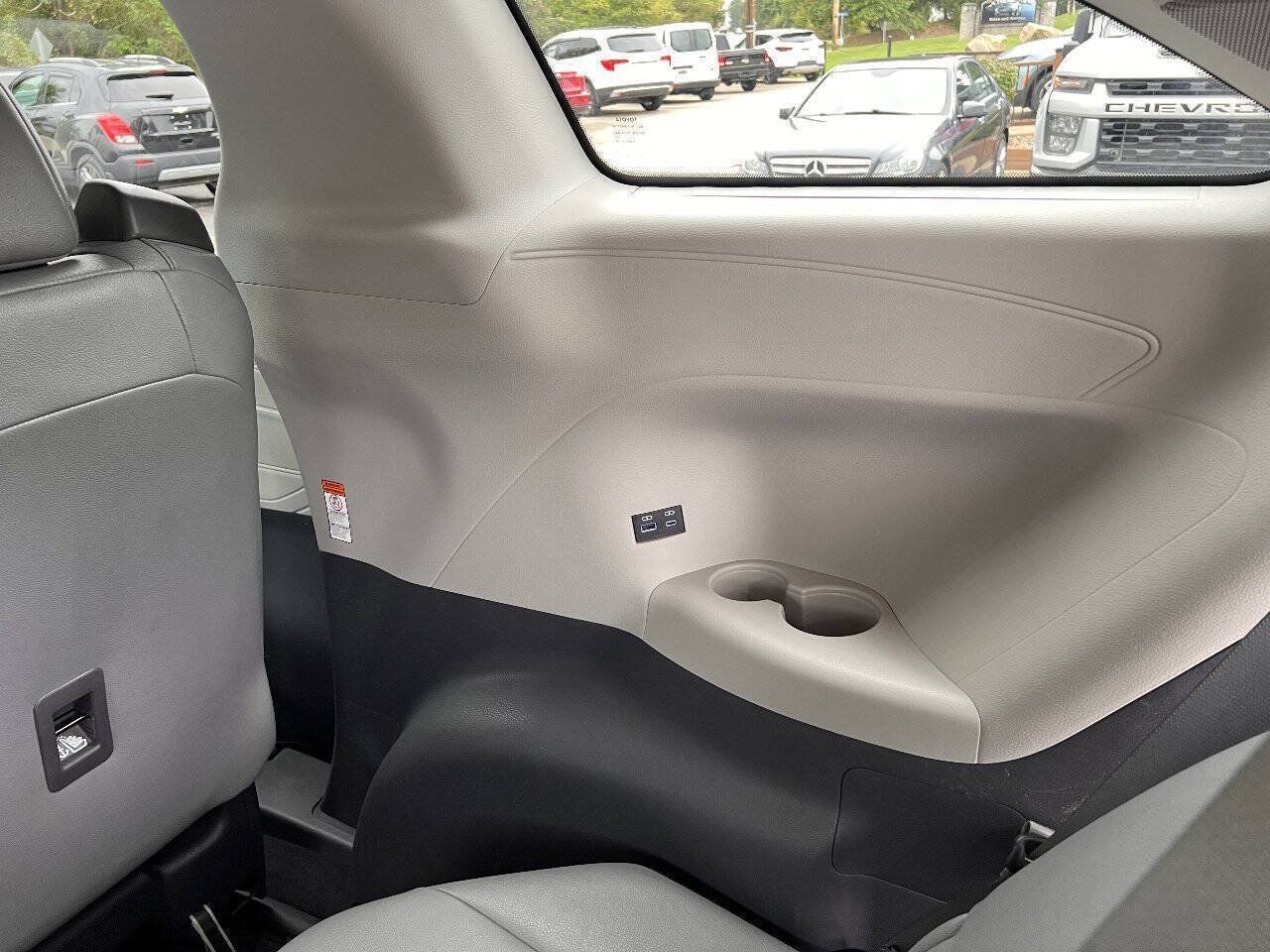 Used 2024 Toyota Sienna XLE w/ XLE Plus Package AWD/4WD image 38