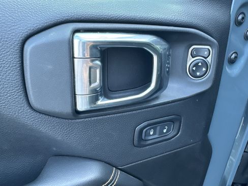 Used 2025 Jeep Wrangler Unlimited Sahara AWD/4WD image 8