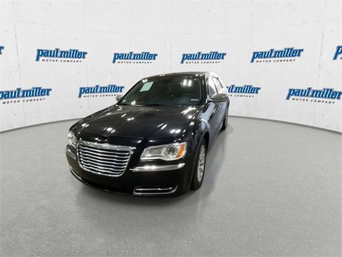 Used 2013 Chrysler 300 image 4