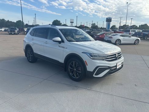 Used 2022 Volkswagen Tiguan SE w/ Panoramic Sunroof Package AWD/4WD image 9