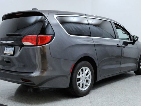 Used 2023 Chrysler Voyager LX image 5