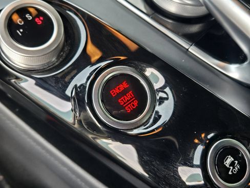 Used 2018 Mercedes-Benz AMG GT Roadster image 21