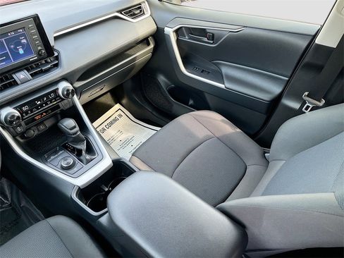 Used 2022 Toyota RAV4 LE image 21