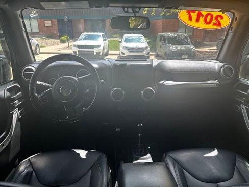 Used 2017 Jeep Wrangler Unlimited Sahara w/ Connectivity Group AWD/4WD image 17