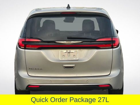 Used 2024 Chrysler Pacifica Touring-L image 26