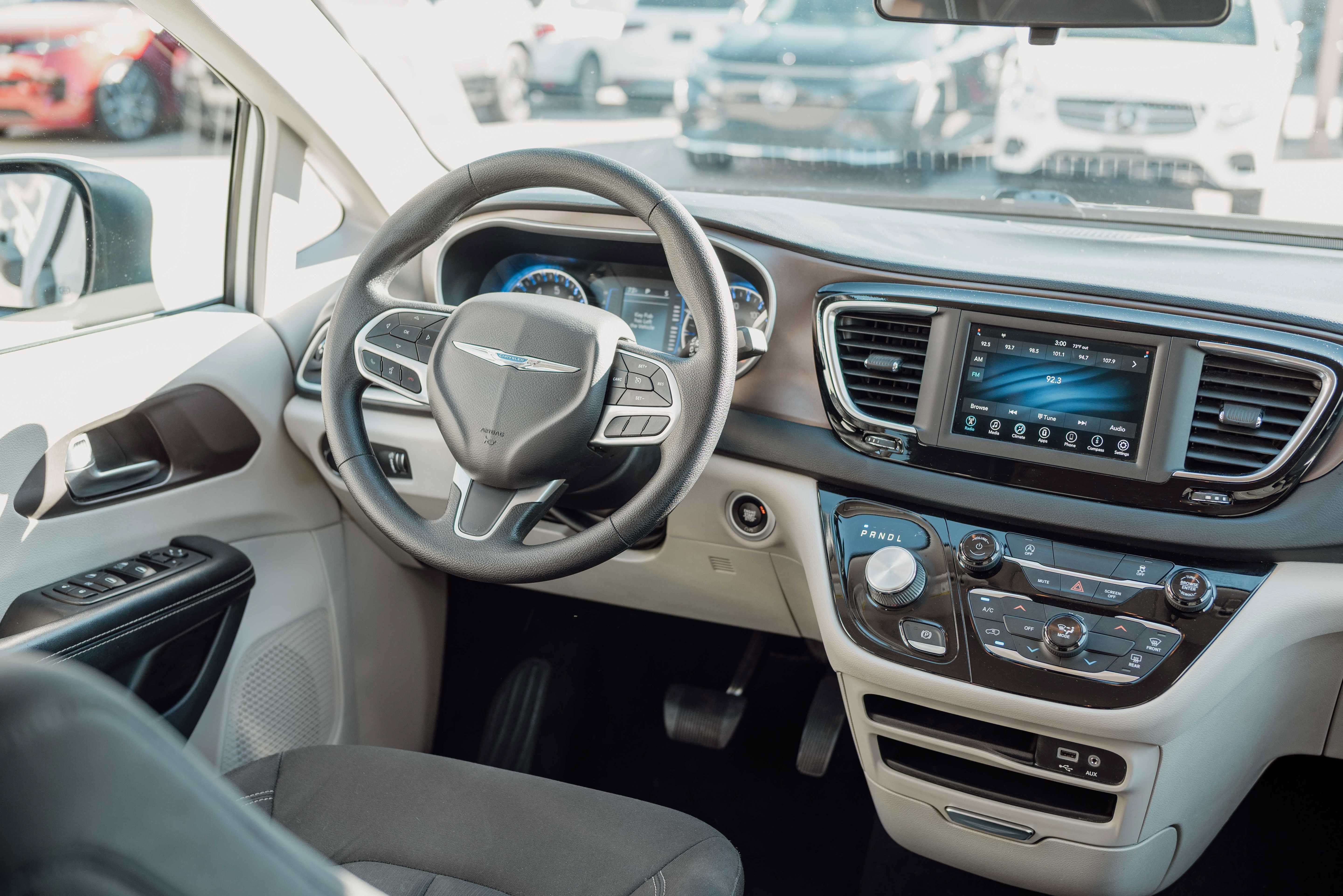 Used 2022 Chrysler Voyager LX FWD image 6
