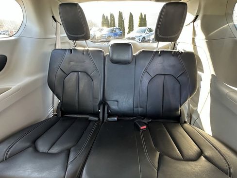 Used 2022 Chrysler Pacifica Touring-L image 18