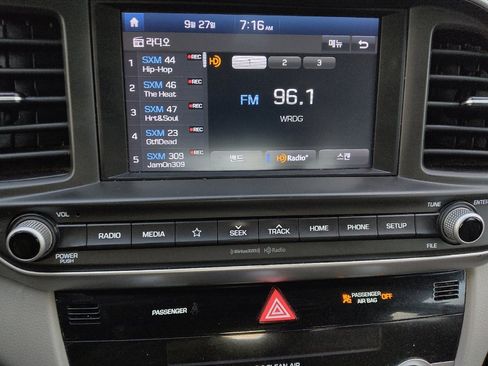 Used 2020 Hyundai Elantra SEL image 25