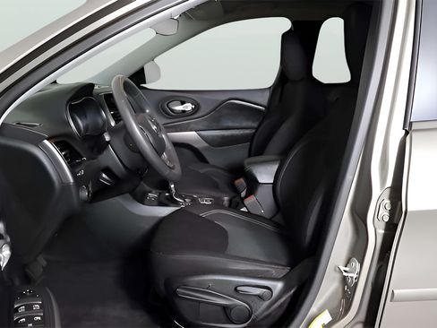 Used 2021 Jeep Cherokee Latitude FWD image 36