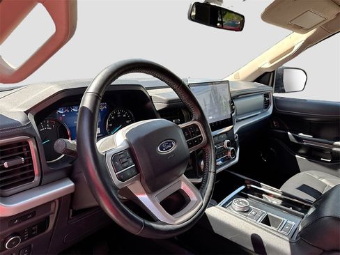 Used 2024 Ford Expedition XLT image 9