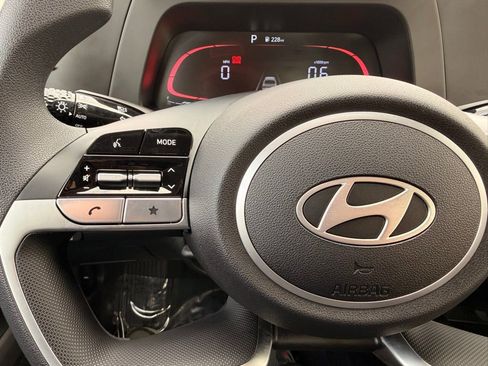 Used 2025 Hyundai Elantra SE FWD image 17