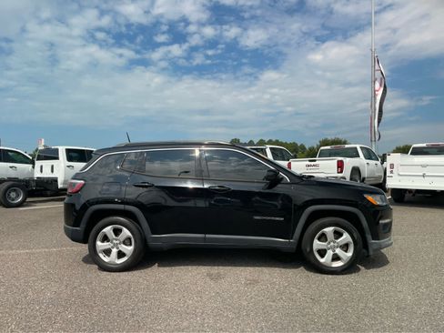 Used 2018 Jeep Compass Latitude FWD image 4