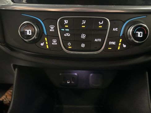 Used 2020 Chevrolet Traverse LT image 37