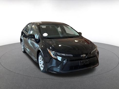 Used 2025 Toyota Corolla LE image 3