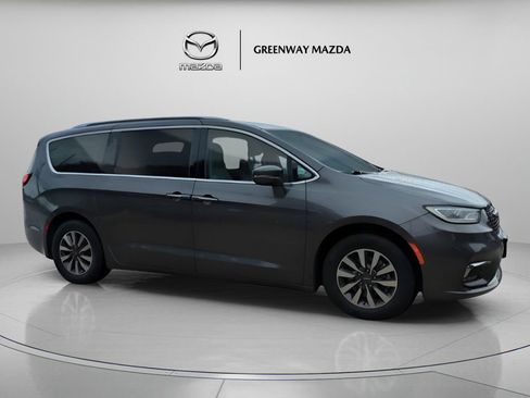 Used 2021 Chrysler Pacifica Touring-L FWD image 2