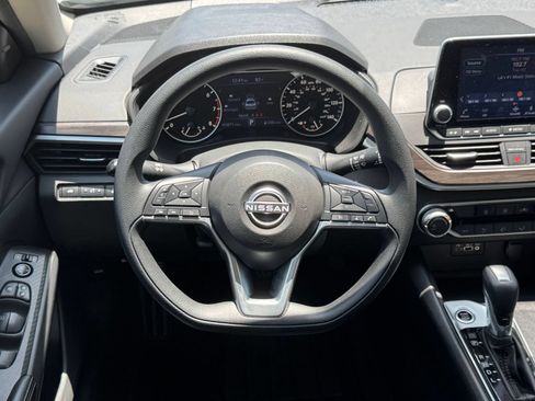 Used 2025 Nissan Altima 2.5 SV FWD image 24