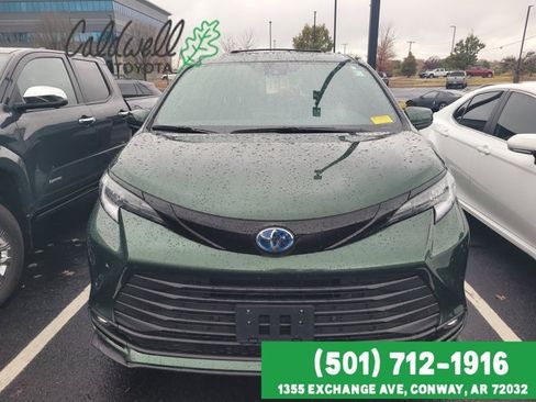 Used 2025 Toyota Sienna XLE Woodland Edition image 2