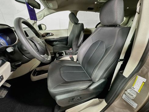 Used 2017 Chrysler Pacifica Touring Plus w/ Tire & Wheel Group FWD image 24