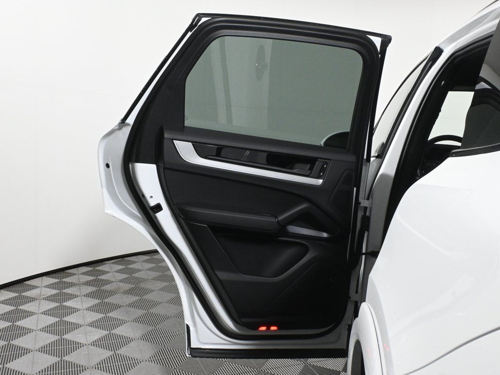 Used 2026 Porsche Cayenne AWD/4WD image 34