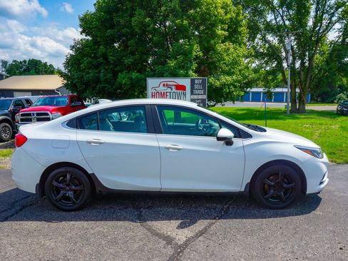Used 2017 Chevrolet Cruze LT w/ Convenience Package FWD image 2
