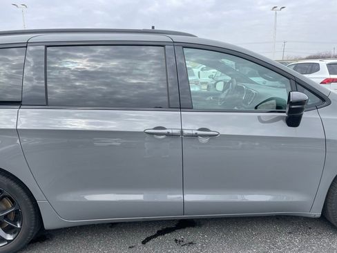 Used 2025 Chrysler Pacifica Limited image 29