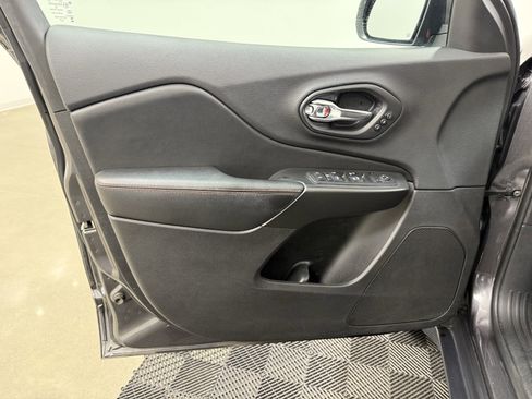 Used 2019 Jeep Cherokee Trailhawk image 13